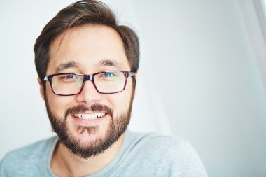 Gözlük sakallı Asyalı adam