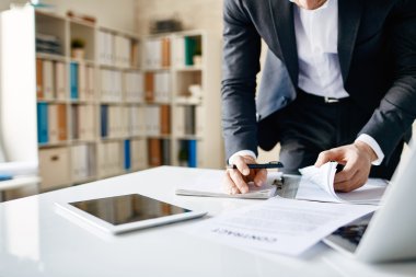 Office belgeleri imzalama işadamı