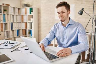 ofiste ağ iş adamı