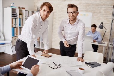 ofiste çalışan genç mimarlar