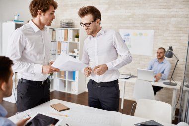 yeni çizimler meslektaşı gösterilen mimar