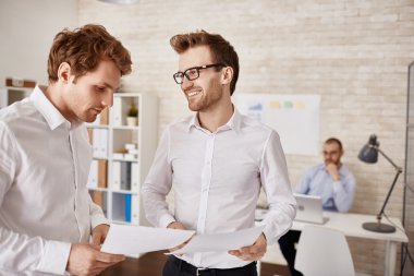 meslektaşları ile toplantı kağıtları