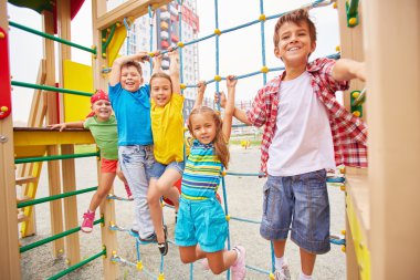 dost çocuklar oyun alanında eğleniyor