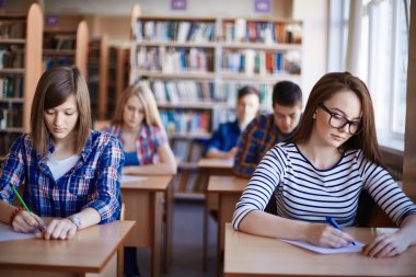 Akıllı kızlar ders test yürütmek