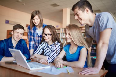 kolej arkadaş içinde laptop tarama