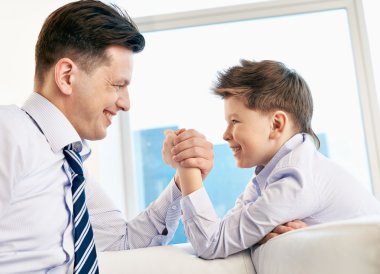 adam ve onun oğlu armwrestling