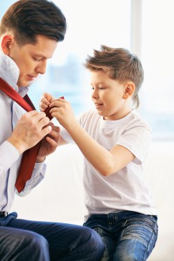 Baba ve oğul giyiniyor