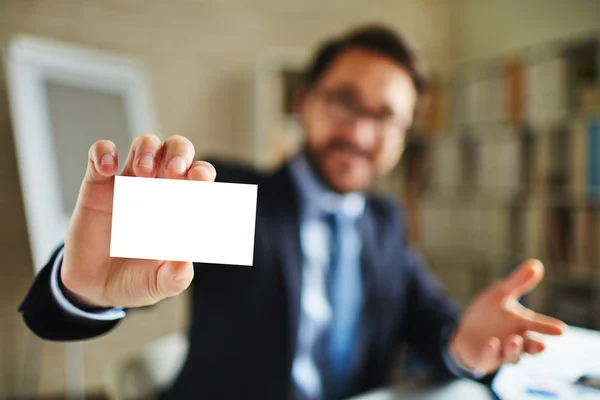 Empresário mostrando cartão em branco — Fotografia de Stock