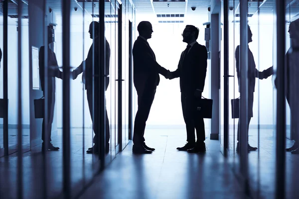 Handshaking in corridor — Stock Photo, Image
