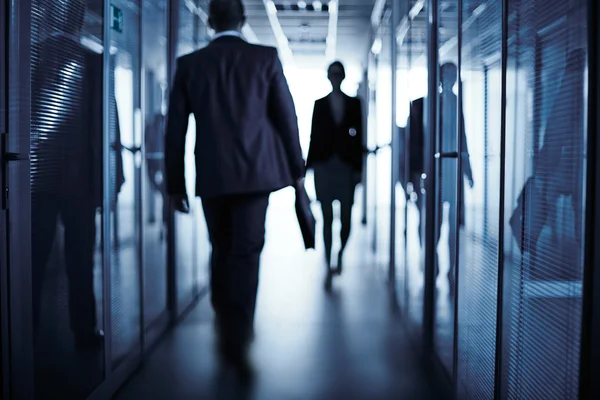 Mensen uit het bedrijfsleven wandelen langs de corridor — Stockfoto