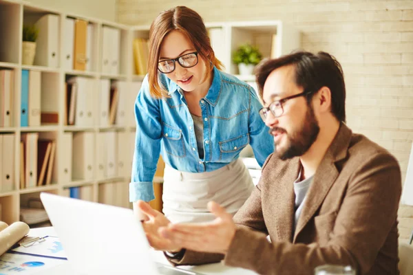 Businesswoman listening to her colleague — Stock Photo, Image