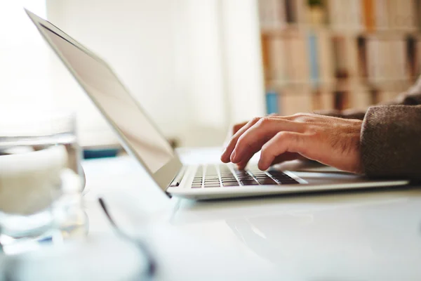 Uomo d'affari digitando sul computer portatile — Foto Stock