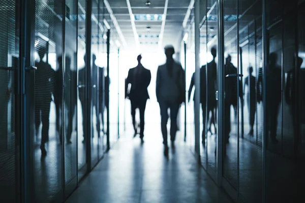 Pessoas de negócios andando edifício de escritórios — Fotografia de Stock