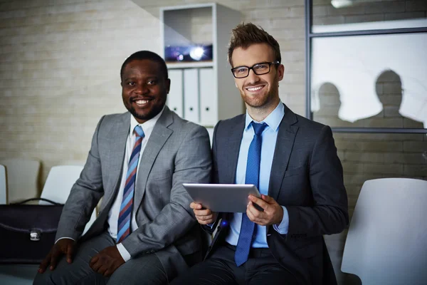 Collega's met touchscreen in office — Stockfoto