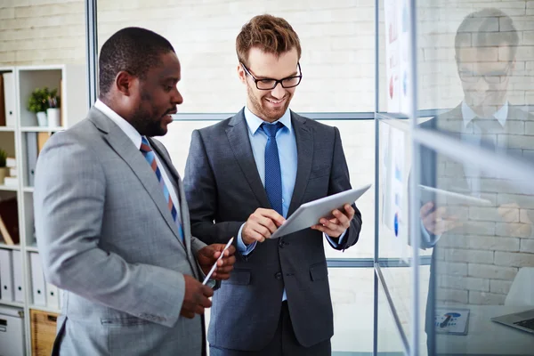 Affärsmän tittar på data i touchpad — Stockfoto