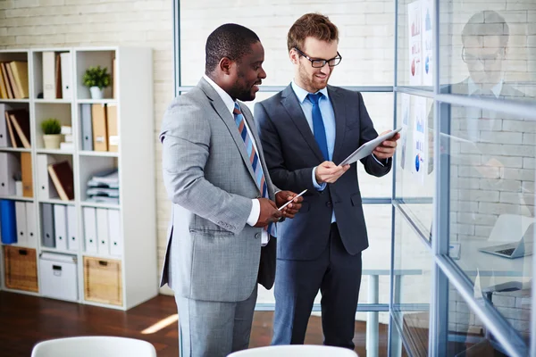 Affärsmän tittar på data i touchpad — Stockfoto