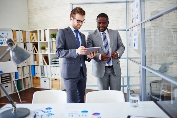 Manager che guardano i dati su touchpad — Foto Stock