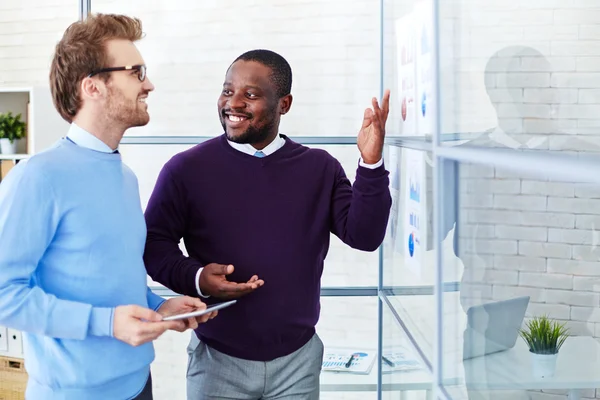 Managers comparing financial reports — Stock Photo, Image