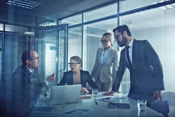 Geschäftspartner sprechen bei Treffen — Stockfoto