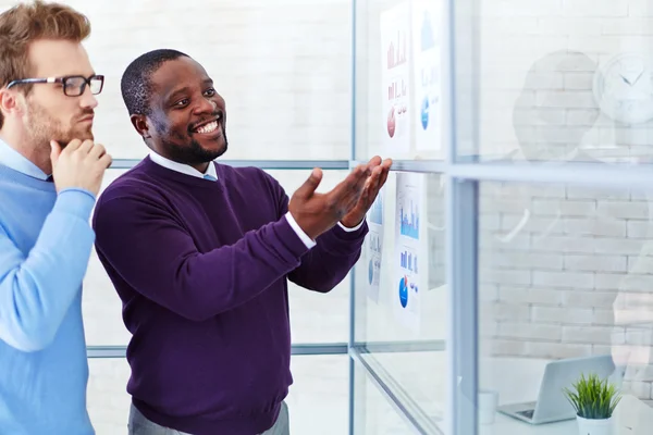 Managers vergelijken van financiële verslagen — Stockfoto