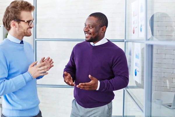 Managers consulting in office — Stock Photo, Image