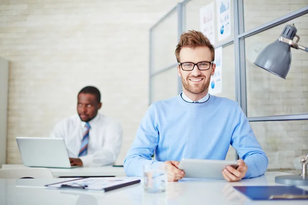 Junger Mann mit Touchpad — Stockfoto