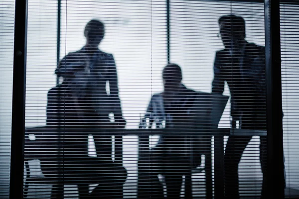 Colegas de trabalho ouvindo empresária — Fotografia de Stock