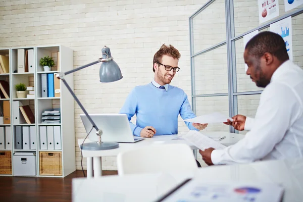 Manager reading resume of man — Stock Photo, Image