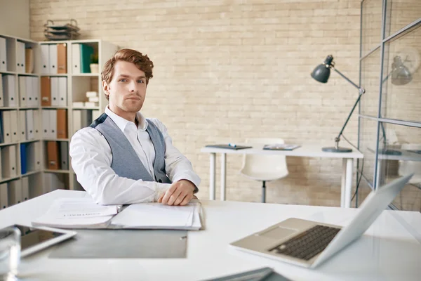 Uomo d'affari seduto sul posto di lavoro — Foto Stock