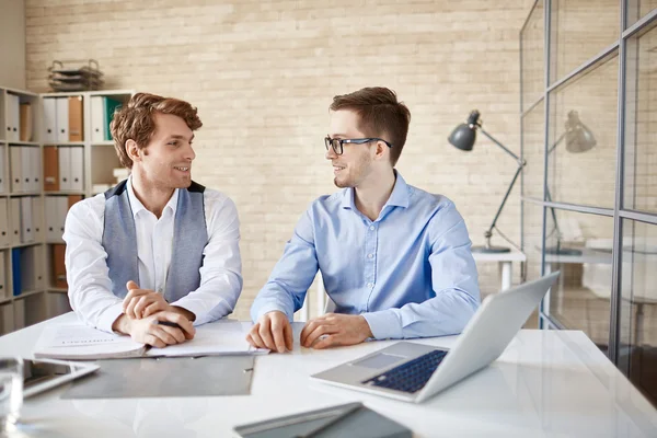 Homens de negócios discutindo dados no escritório — Fotografia de Stock