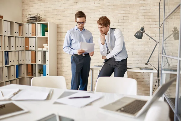 Businessmen discussing papers — Stock Photo, Image