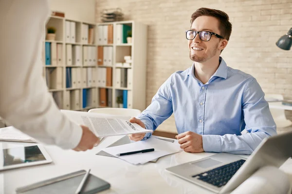 Businessman giving contract to his colleague — Stock Photo, Image