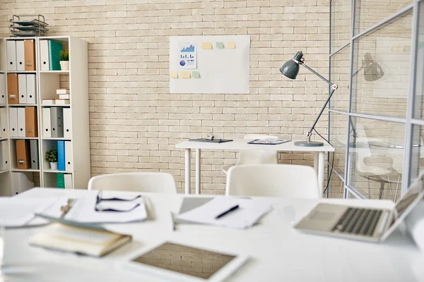 Schreibtisch mit Geschäftsobjekten — Stockfoto