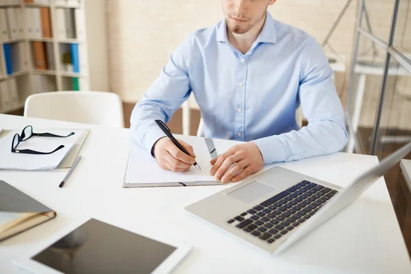 Jungunternehmer schreibt auf — Stockfoto