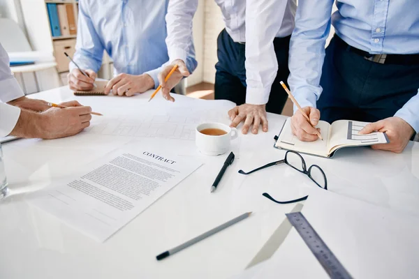 Arquitectos discutiendo boceto de edificio —  Fotos de Stock