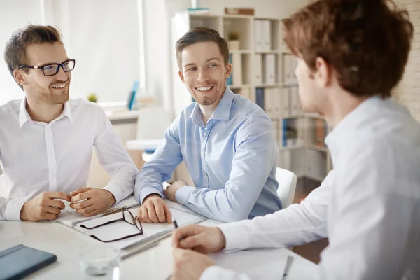 Funcionários bonitos discutindo planos — Fotografia de Stock