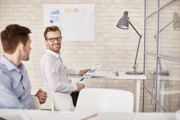 Businessman listening to colleague — Stock Photo, Image