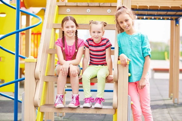 Mädchen haben Spaß auf Spielplatz — Stockfoto