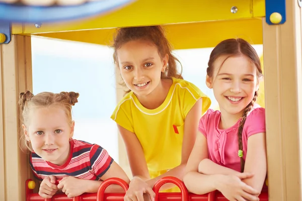 Vriendelijke meisjes op speelplaats — Stockfoto