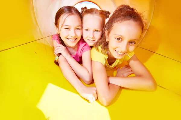 Flickor att ha roligt på lekplatsen — Stockfoto