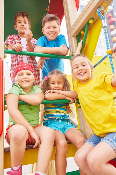 Приветливые дети на детской площадке — стоковое фото