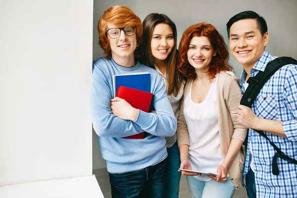 Adolescenti amichevoli nel college — Foto Stock