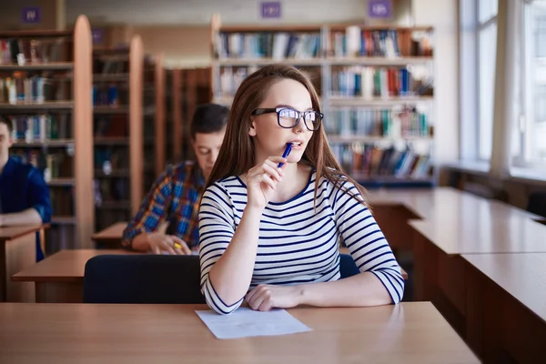 Meisje met pen zit op Les — Stockfoto