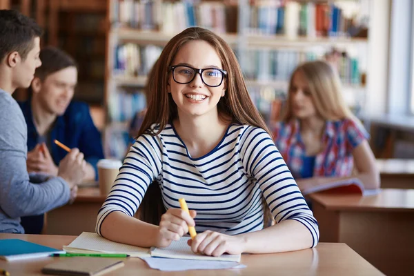 Teenager-Mädchen sitzt am Schreibtisch im College — Stockfoto