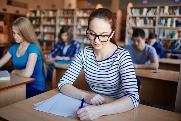 Prueba de escritura chica en la lección —  Fotos de Stock