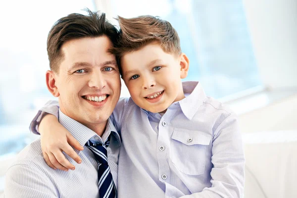 Junge umarmt seinen Vater — Stockfoto