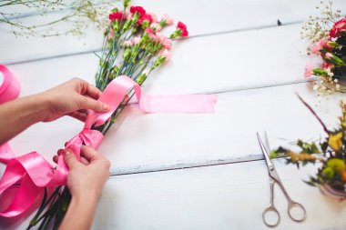 buket pembe kurdele ile bağlama eller