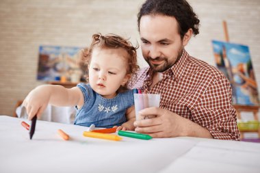 Baba ve kızı boya kalemi ile çizim