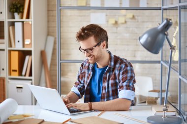 laptop Office tarama işadamı