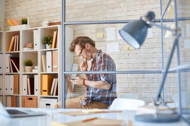 işadamı ile mesaj yazarken smartphone